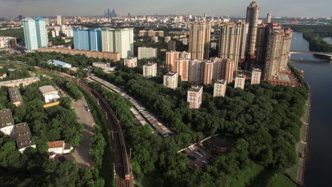 Район Щукино, железнодорожные пути и жилой комплекс Алые Паруса в Москве