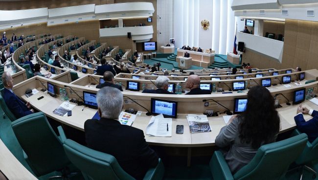 Сенаторы на заседании Совета Федерации РФ. Архивное фото