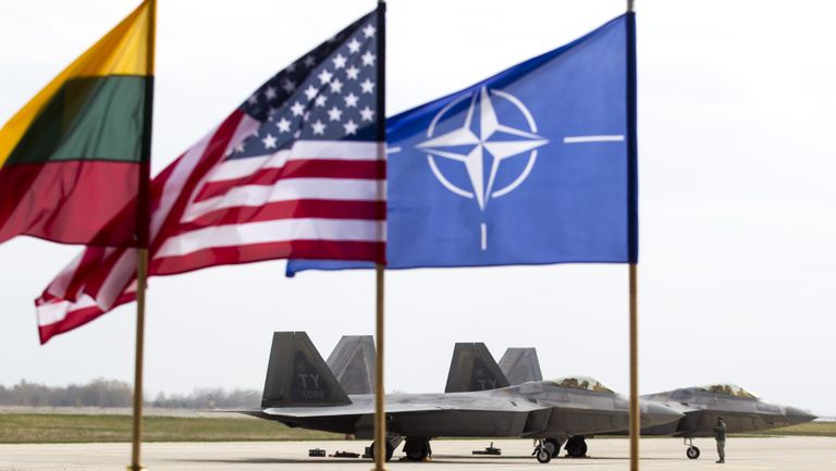 Истребители ВВС США F-22 Raptor на авиабазе Зокняй, Литва