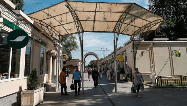 Прохожие возле станции метро Кропоткинская в Москве Прохожие возле станции метро Кропоткинская в Москве