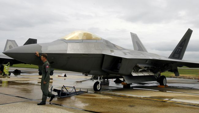 Истребитель F-22 Raptor на авиабазе ВВС США. Архивное фото Истребитель F-22 Raptor на авиабазе ВВС США. Архивное фото