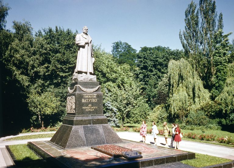Памятник генералу Николаю Федоровичу Ватутину в Киеве, Украина Памятник генералу Николаю Федоровичу Ватутину в Киеве, Украина