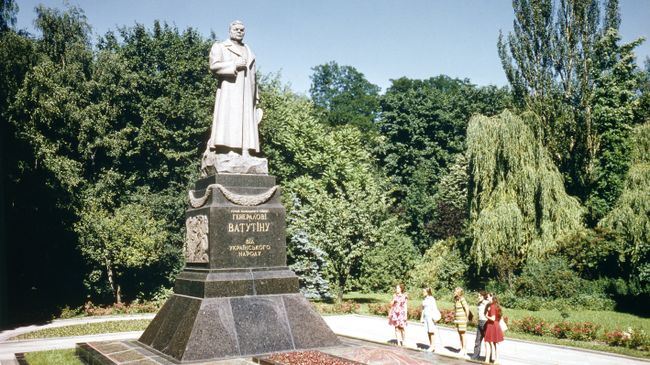 Памятник генералу Николаю Федоровичу Ватутину в Киеве, Украина. Архивное фото Памятник генералу Николаю Федоровичу Ватутину в Киеве, Украина. Архивное фото