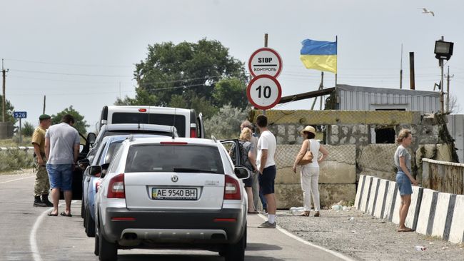 Автомобили на пункте пропуска. Украина. Архивное фото Автомобили на пункте пропуска. Украина. Архивное фото