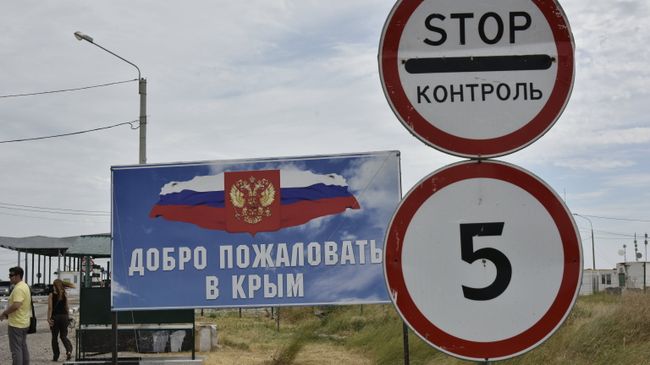 Знаки у пункта пропуска Джанкой на границе России и Украины Знаки у пункта пропуска Джанкой на границе России и Украины