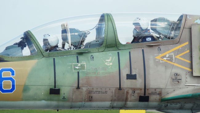 Летчики в кабине самолета Л-39. Архивное фото Летчики в кабине самолета Л-39. Архивное фото