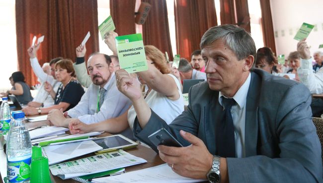 Участники предвыборного съезда партии Яблоко в Москве Участники предвыборного съезда партии Яблоко в Москве