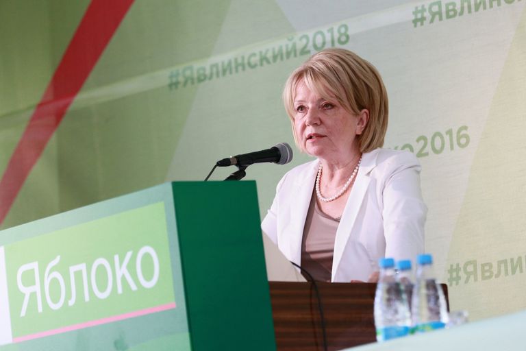 Председатель партии Яблоко Эмилия Слабунова во время предвыборного съезда