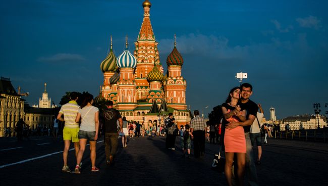 Горожане и туристы на Красной площади в Москве. Архивное фото Горожане и туристы на Красной площади в Москве. Архивное фото