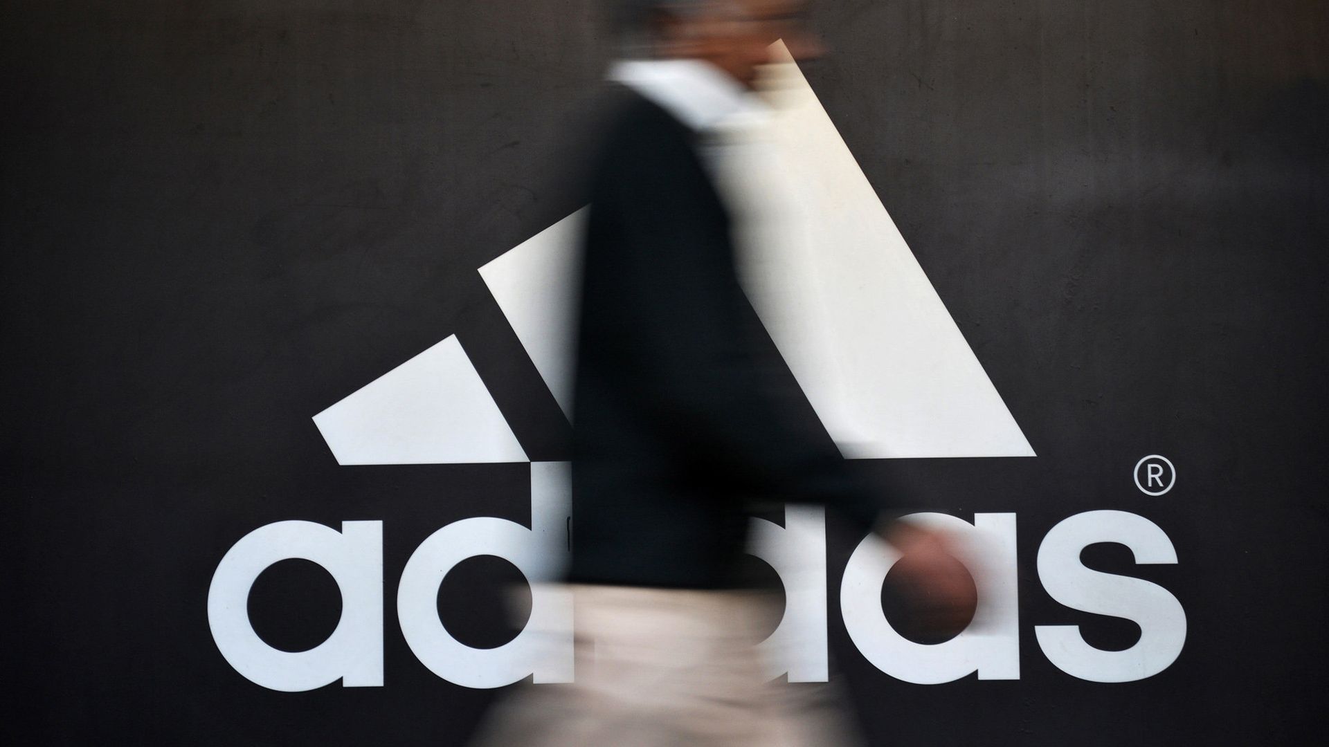 Человек проходит мимо логотипа Adidas в Нью-Дели, Индия Человек проходит мимо логотипа Adidas в Нью-Дели, Индия - РИА Новости, 1920, 22.10.2020