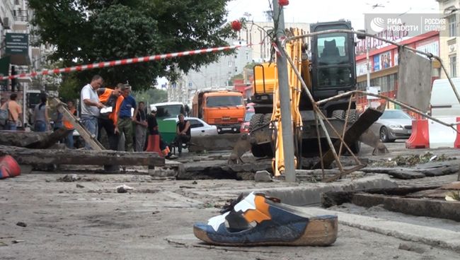 Ростов-на-Дону после ливней: уборка в подтопленных домах и на улицах города Ростов-на-Дону после ливней: уборка в подтопленных домах и на улицах города