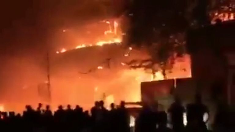 Сильное пламя охватило здание в Багдаде после атаки террористов в Ираке Сильное пламя охватило здание в Багдаде после атаки террористов в Ираке
