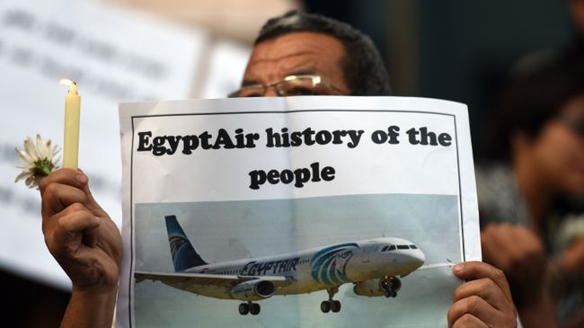 Акция в память о жертвах авиакатастрофы самолета авиакомпании EgyptAir в Каире Акция в память о жертвах авиакатастрофы самолета авиакомпании EgyptAir в Каире