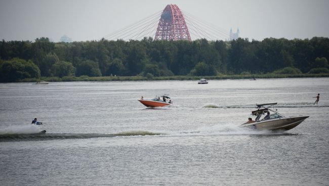 Москвичи отдыхают на пляже в Строгинской пойме. Архивное фото Москвичи отдыхают на пляже в Строгинской пойме. Архивное фото