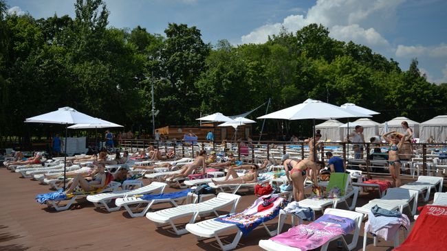Люди отдыхают на городском пляже Порт на ВДНХ в Москве. Архивное фото