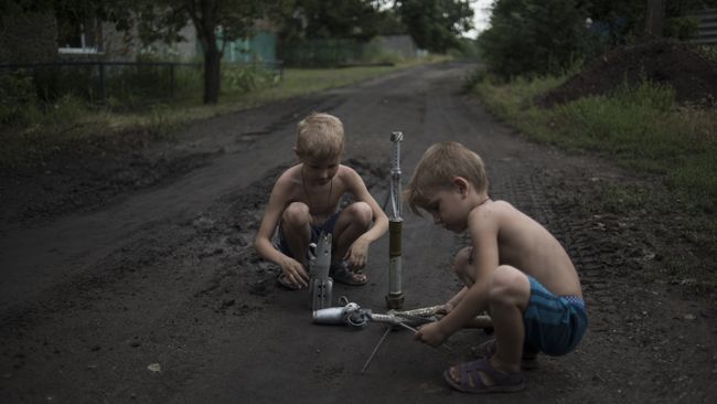 Дети играют боеприпасами в Горловке. Архивное фото Дети играют боеприпасами в Горловке. Архивное фото