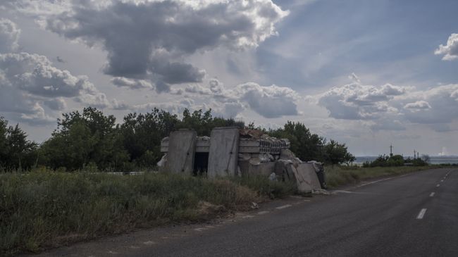 Брошенный блок-пост на дороге Донецк - Горловка. Архивное фото Брошенный блок-пост на дороге Донецк - Горловка. Архивное фото