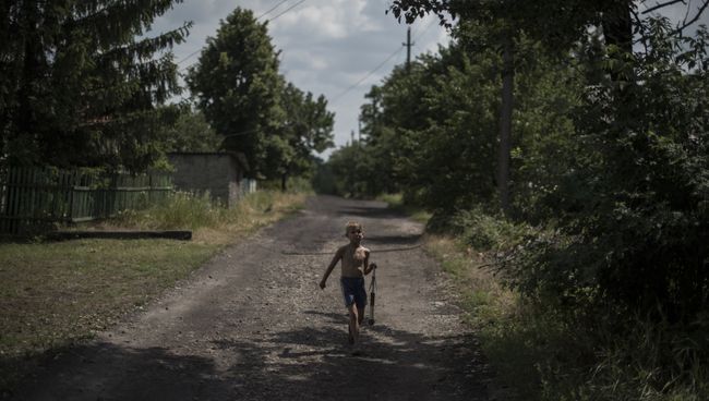Мальчик играет боеприпасами в Горловке. Архивное фото