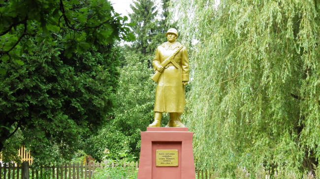 Памятник павшим советским солдатам в Субате, Латвия. Архивное фото Памятник павшим советским солдатам в Субате, Латвия. Архивное фото