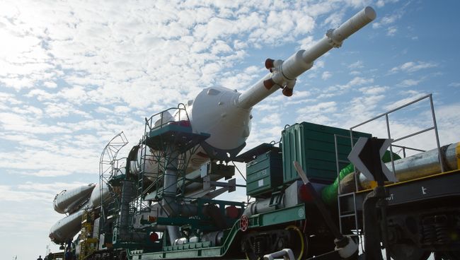 Транспортировка ракеты-носителя Союз- ФГ с пилотируемым кораблем Союз-МС на стартовую площадку космодрома Байконур Транспортировка ракеты-носителя Союз- ФГ с пилотируемым кораблем Союз-МС на стартовую площадку космодрома Байконур