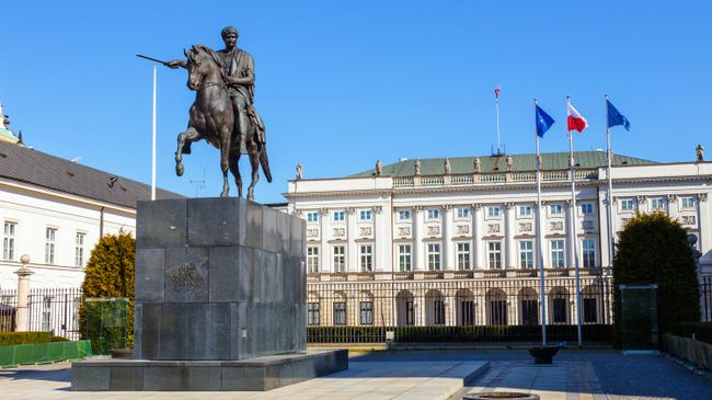 Флаги Польши, НАТО и Евросоюза у Президентского дворца в Варшаве Флаги Польши, НАТО и Евросоюза у Президентского дворца в Варшаве