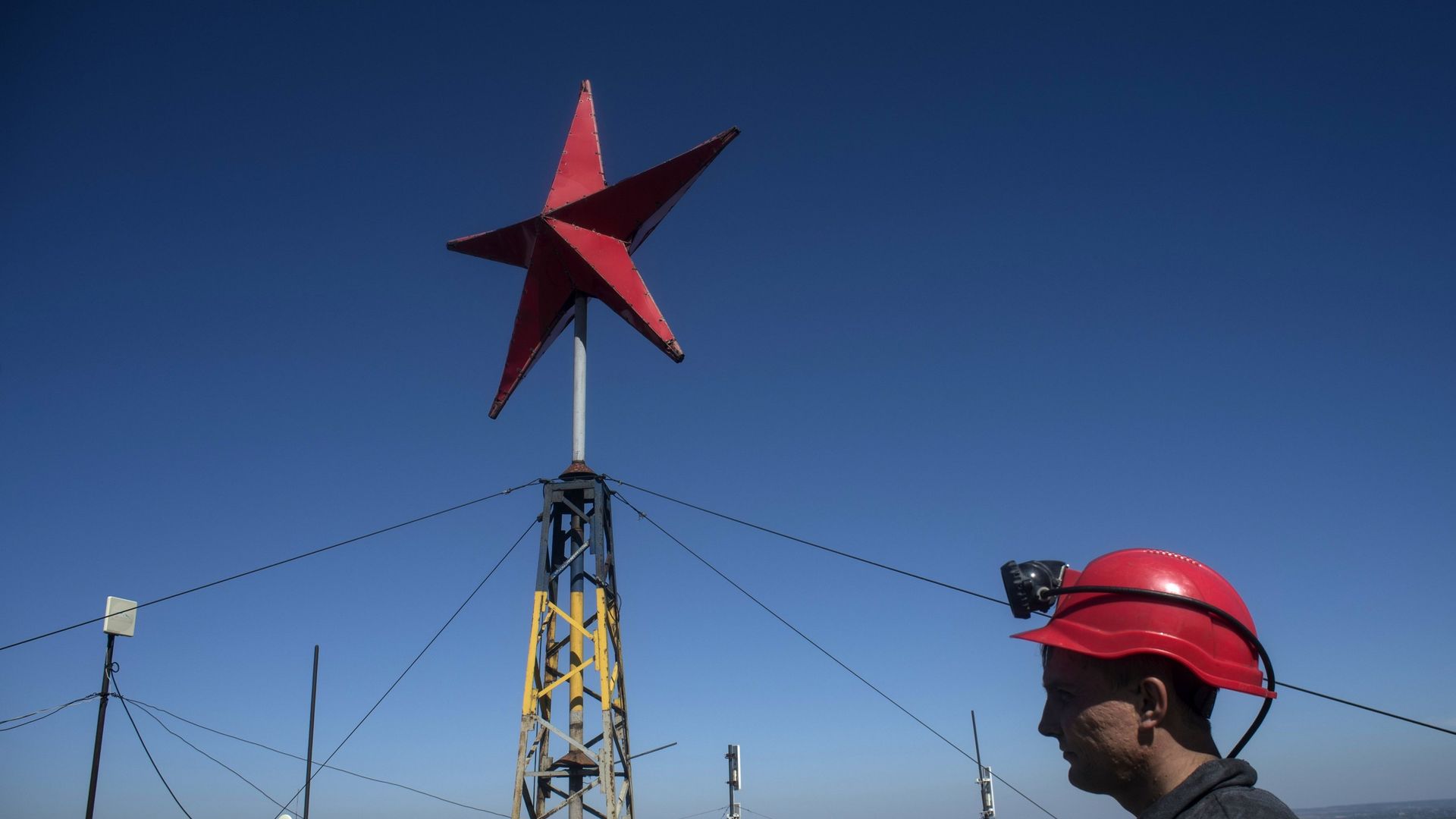 Шахтер на крыше здания шахты Заря в городе Снежное Донецкой области - РИА Новости, 1920, 05.07.2024