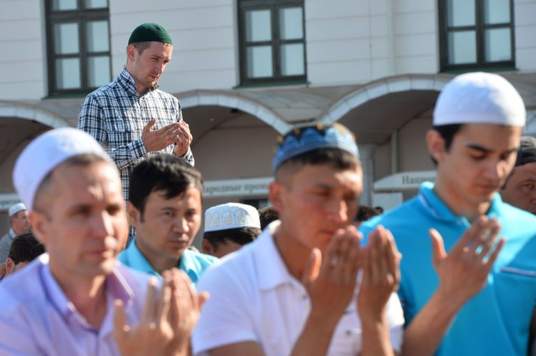 Мусульмане перед намазом в день праздника Ураза-байрам у мечети Кул Шариф в Казани Мусульмане перед намазом в день праздника Ураза-байрам у мечети Кул Шариф в Казани