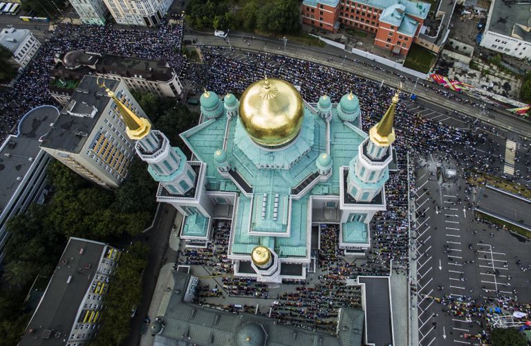 Мусульмане перед намазом в день праздника Ураза-байрам у Соборной мечети в Москве Мусульмане перед намазом в день праздника Ураза-байрам у Соборной мечети в Москве