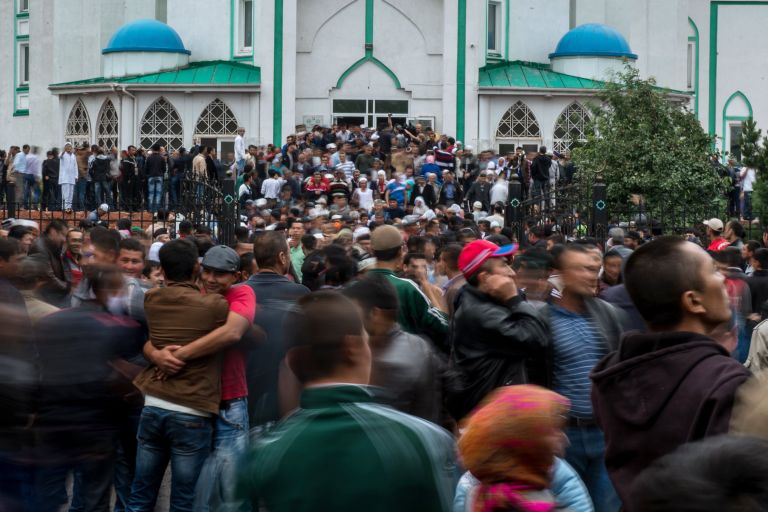 Мусульмане перед намазом в день праздника Ураза-байрам у Сибирской соборной мечети в Омске Мусульмане перед намазом в день праздника Ураза-байрам у Сибирской соборной мечети в Омске