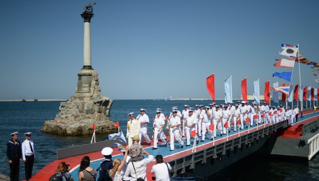 Моряки Черноморского флота во время празднования ВМФ России в Севастополе. Архивное фото Моряки Черноморского флота во время празднования ВМФ России в Севастополе. Архивное фото