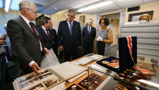 Заместитель председателя правительства РФ Сергей Приходько осматривает музейное собрание Дома русского зарубежья имени А.И. Солженицына Заместитель председателя правительства РФ Сергей Приходько осматривает музейное собрание Дома русского зарубежья имени А.И. Солженицына