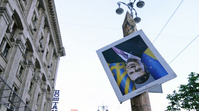 Портрет отстраненного от должности президента Украины Виктора Януковича на площади Независимости в Киеве