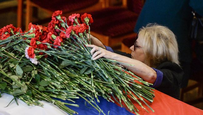 Женщина на гражданской панихиде по экипажу самолета Ил-76 МЧС России Женщина на гражданской панихиде по экипажу самолета Ил-76 МЧС России