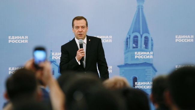 Председатель правительства РФ Дмитрий Медведев на встрече со сторонниками и членами Всероссийской политической партии Единая Россия в Якутске Председатель правительства РФ Дмитрий Медведев на встрече со сторонниками и членами Всероссийской политической партии Единая Россия в Якутске