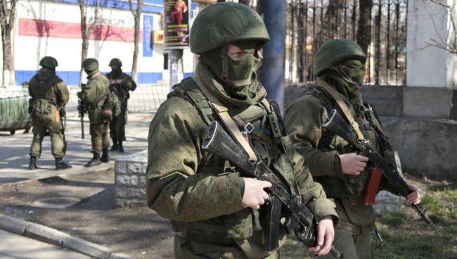 Люди в военной форме на улицах Симферополя. Архивное фото Люди в военной форме на улицах Симферополя. Архивное фото