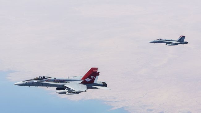 Истребители-бомбардировщики F/A-18С Хорнет авиации США в небе над Ираком. Архивное фото