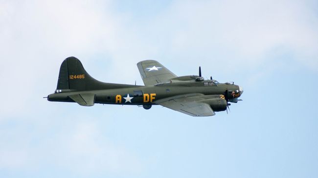Тяжелый бомбардировщик США Boeing B-17 Flying Fortress Тяжелый бомбардировщик США Boeing B-17 Flying Fortress
