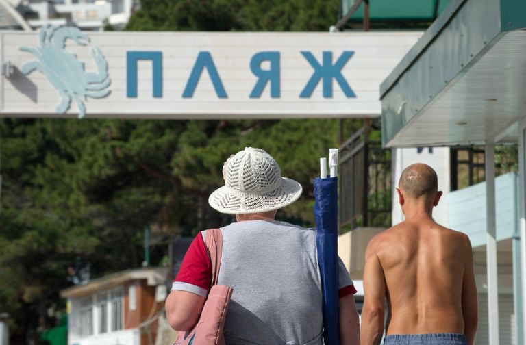 Отдыхающие по дороге на пляж в Ялте. Лето 2016 года 