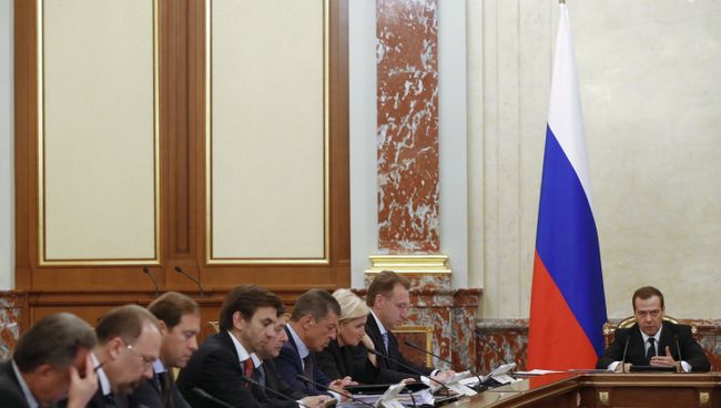 Дмитрий Медведев на заседании кабинета министров РФ в Доме правительства РФ. Архивное фото Дмитрий Медведев на заседании кабинета министров РФ в Доме правительства РФ. Архивное фото