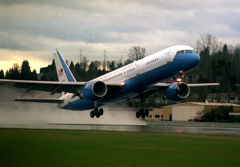 Американский многоцелевой транспортный самолет С-32А во время взлета. 1998 год Американский многоцелевой транспортный самолет С-32А во время взлета. 1998 год
