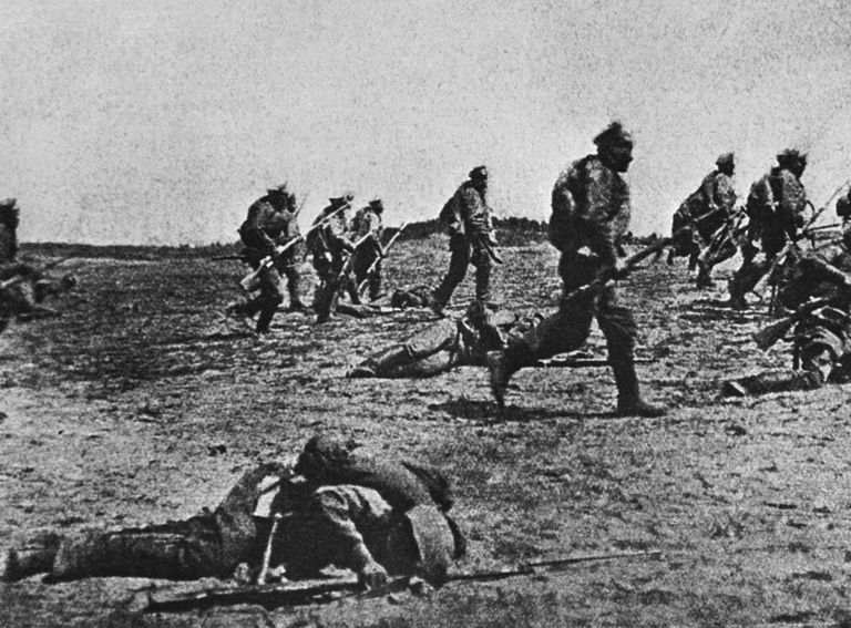 Наступление русских войск на одном из участков Юго-Западного фронта (снимок 1916 года)