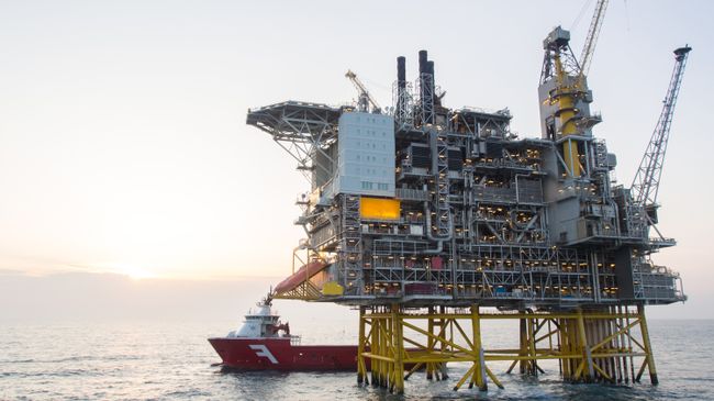 Нефтяная платформа и танкер в Северном море