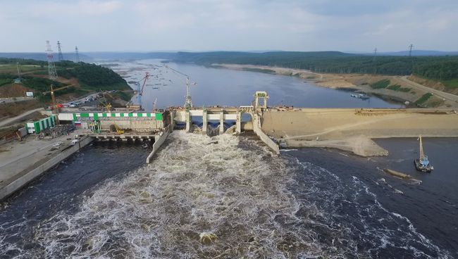 Сброс воды на Бурейской ГЭС. Архивное фото