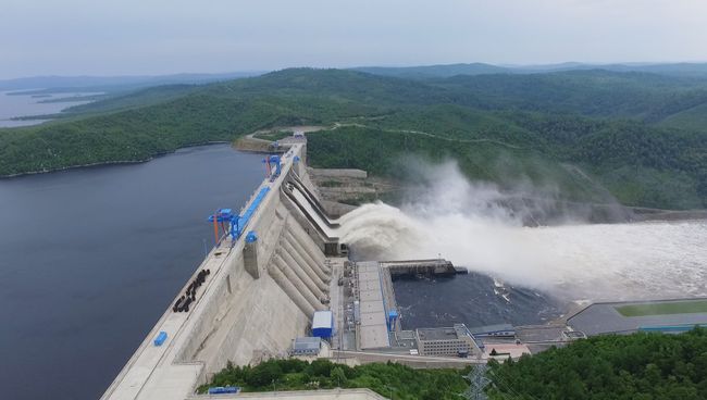 Сброс воды на Бурейской ГЭС. Архивное фото Сброс воды на Бурейской ГЭС. Архивное фото