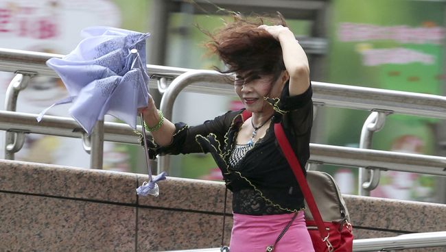 Женщина во время супертайфуна Непартак. Тайвань, 8 июля 2016 Женщина во время супертайфуна Непартак. Тайвань, 8 июля 2016