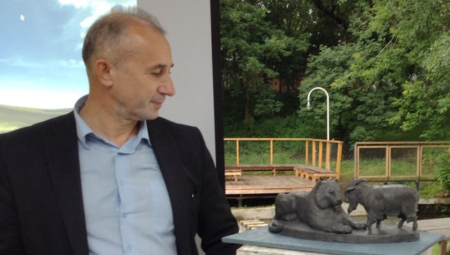 Директор Приморского сафари-парка Дмитрий Мезенцев у проекта памятника козлу Тимуру и тигру Амуру Директор Приморского сафари-парка Дмитрий Мезенцев у проекта памятника козлу Тимуру и тигру Амуру