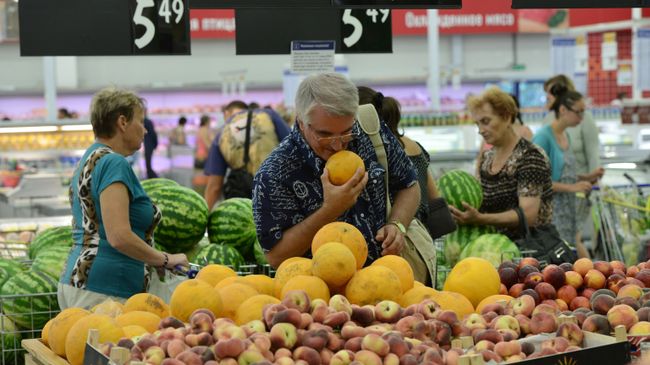 Покупатели в продуктовом магазине. Архивное фото Покупатели в продуктовом магазине. Архивное фото