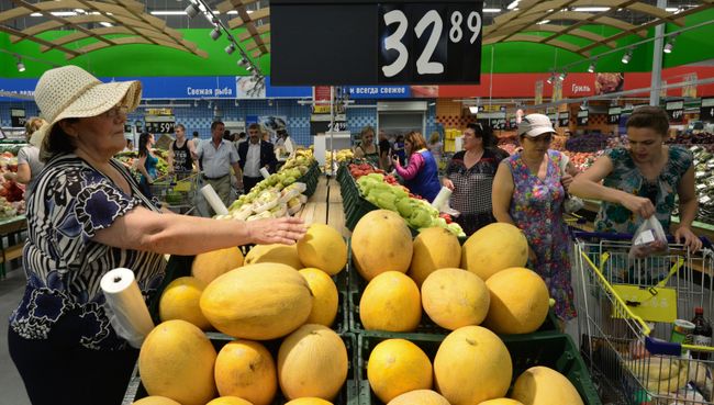 Покупатели в продуктовом магазине. Архивное фото