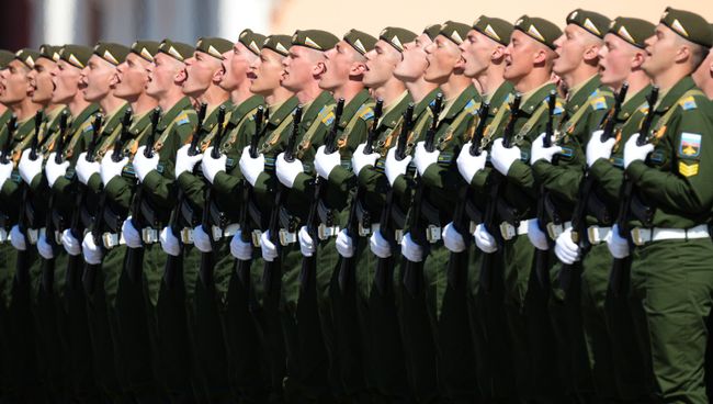Военнослужащие парадных расчетов во время военного парада на Красной площади в честь 71-й годовщины Победы в Великой Отечественной войне 1941-1945 годов. Архивное фото Военнослужащие парадных расчетов во время военного парада на Красной площади в честь 71-й годовщины Победы в Великой Отечественной войне 1941-1945 годов. Архивное фото