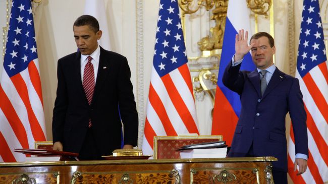 Президент России Дмитрий Медведев и президент США Барак Обама (справа налево) во время церемонии подписания Договора о мерах по дальнейшему сокращению и ограничению стратегических наступательных вооружений (СНВ) Президент России Дмитрий Медведев и президент США Барак Обама (справа налево) во время церемонии подписания Договора о мерах по дальнейшему сокращению и ограничению стратегических наступательных вооружений (СНВ)